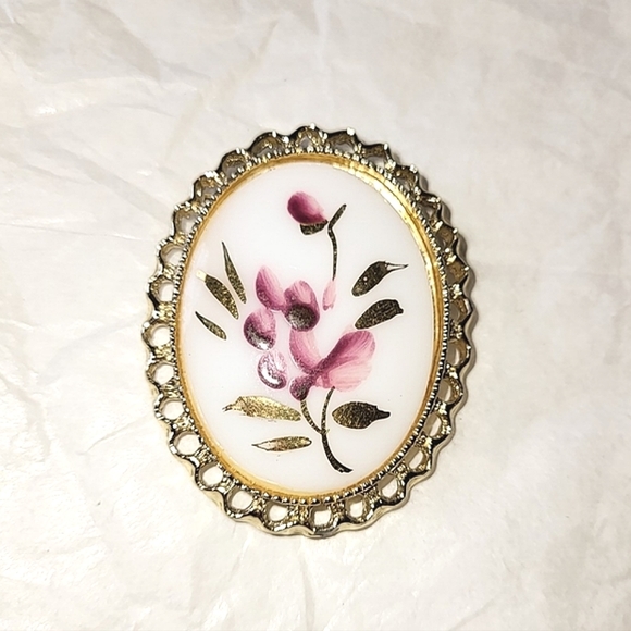 MILK GLASS PINK & GOLD FLORAL PIN BROOCH - HANDPAINTED FLOWERS - Picture 2 of 5